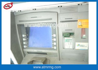La seguridad restaura efectivo de la máquina del banco del cajero automático de NCR 5887 hacia fuera mecanografía la función multi